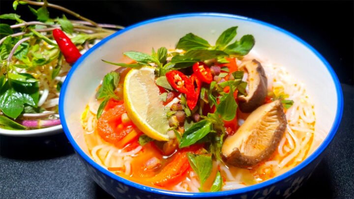 Hình ảnh tô bún nước tương thập cẩm đầy đặn, hấp dẫn với nhiều topping khác nhau