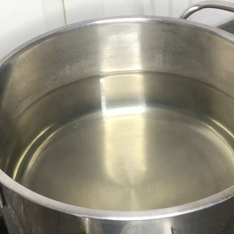 Hình ảnh trộn nha đam với đường phèn và đun sôi nước cùng lá dứa