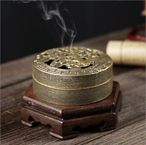 Hình ảnh xông hương trầm thảo mộc, một phương pháp thanh tẩy không gian khác với cách nấu nước tắm xả xui