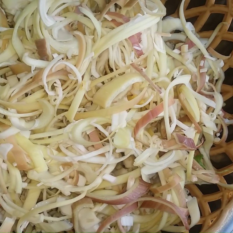 Hoa chuối được thái mỏng và ngâm trong nước chanh muối