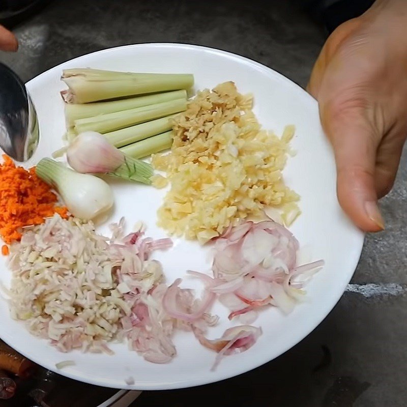 Hoa chuối tươi được bào sợi, ngâm nước muối