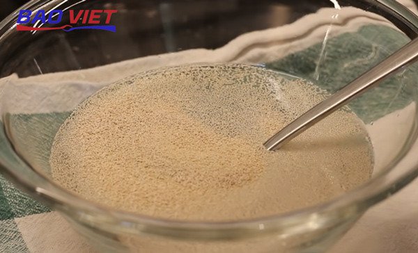 Hòa men nở vào hỗn hợp nước đường và bột làm bánh tiêu