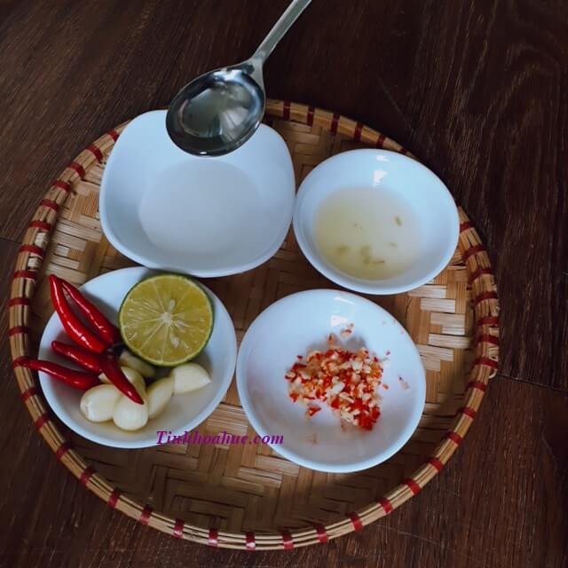 Hòa tan đường và nước lọc để bắt đầu pha nước chấm