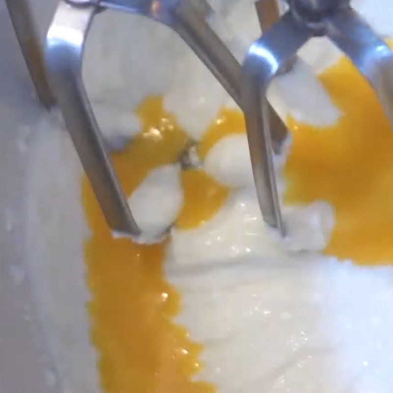 Hòa tan gelatin vào nước cốt chanh leo