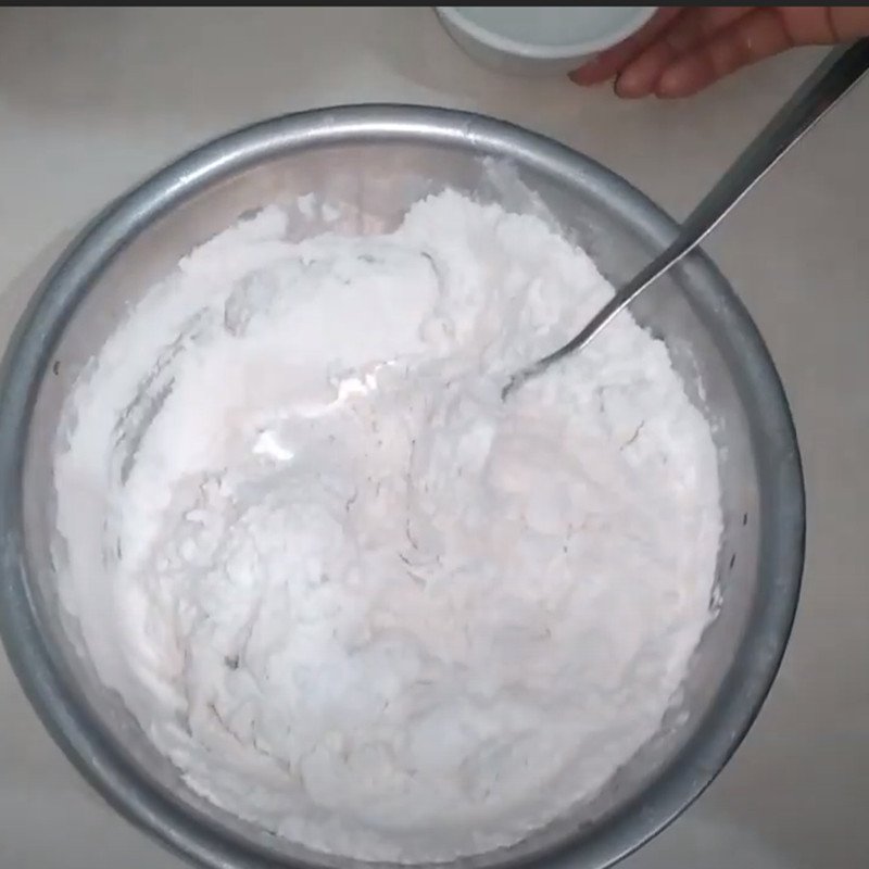 Hòa tan men nở và đường trong nước ấm cho quá trình làm vỏ bánh