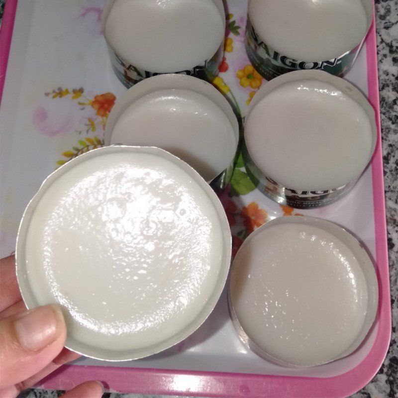 Hoàn thành lớp nước cốt dừa trên bề mặt bánh bèo ngọt