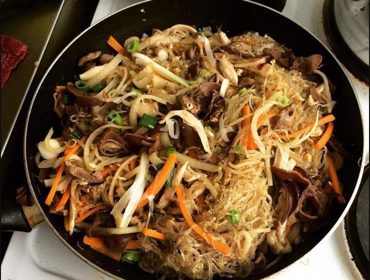 Hoàn thành miến xào cua với các loại rau thơm