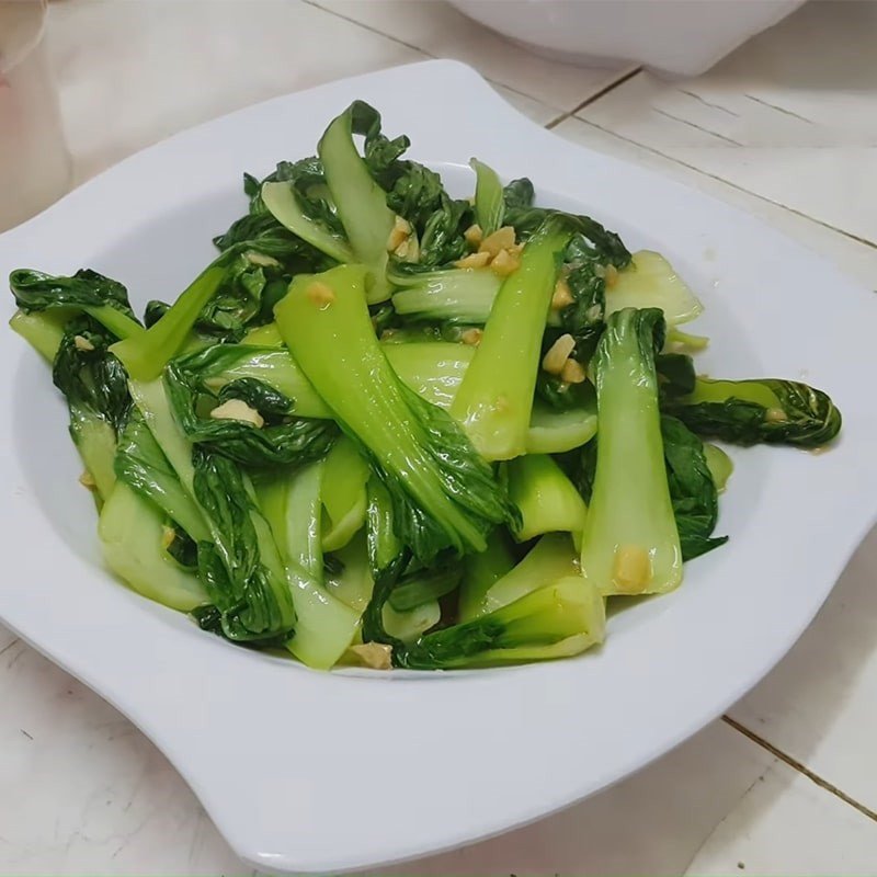 Hoàn thành món cải chíp xào tỏi giòn ngon