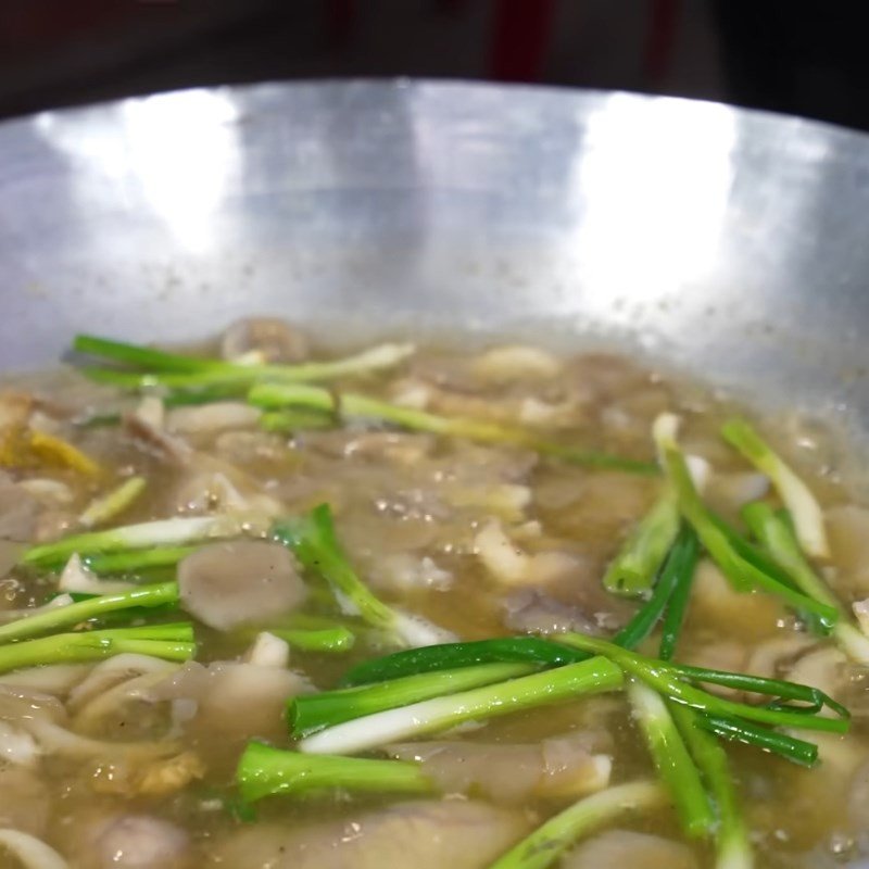 Hoàn thành món canh kê gà nấm nóng hổi