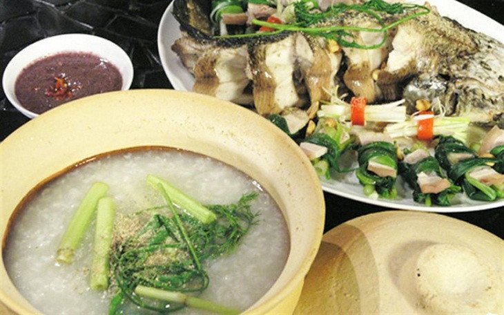 Hoàn thành món cháo cá lóc nấu ám