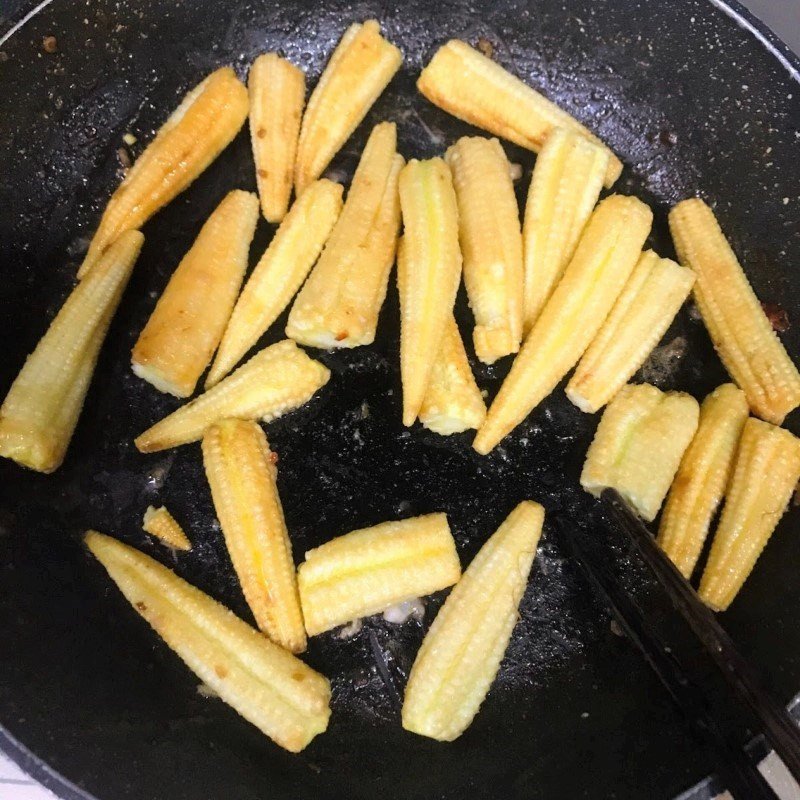 Hoàn thành món mực ống xào sa tế ớt chuông và bắp non thơm ngon