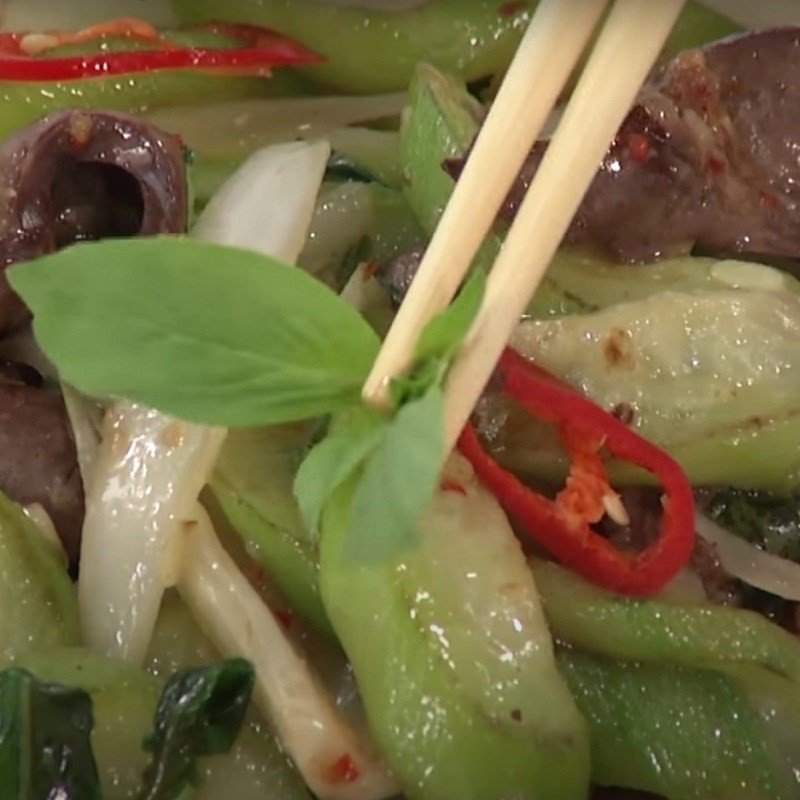 Hoàn thành món tim lợn xào mướp