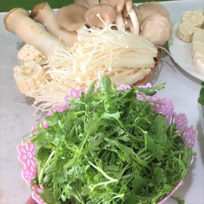 Hoàn thành nồi lẩu xương bò và bày trí