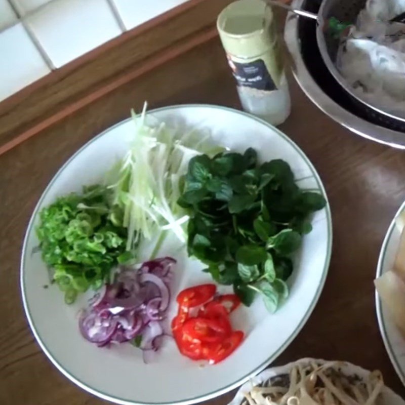 Hoàn thành tô phở heo với bánh phở, thịt và rau thơm