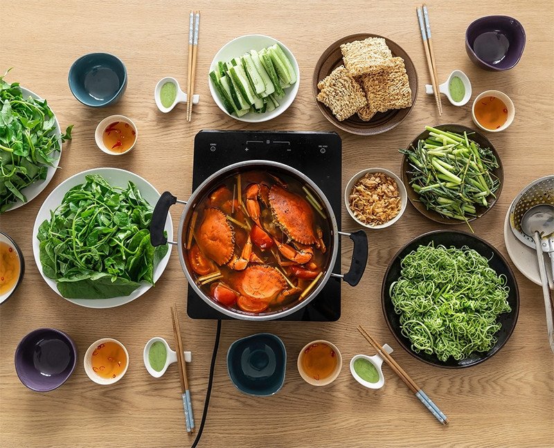 Hoàn thành và thưởng thức lẩu cua biển mồng tơi nóng hổi