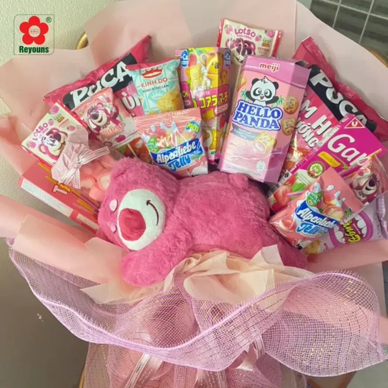 Hoàn thiện gói và trang trí giỏ quà bánh kẹo với gấu bông