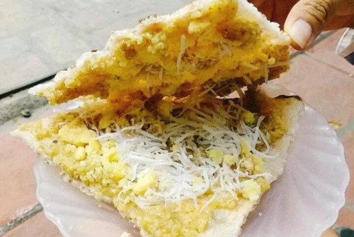 Hoàn thiện món kê kẹp bánh đa với đậu xanh, đường, dừa nạo và đậu phộng rang