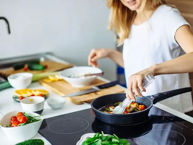 Học Cách Nấu Ăn Đơn Giản: Hướng Dẫn Chi Tiết Cho Người Mới Bắt Đầu