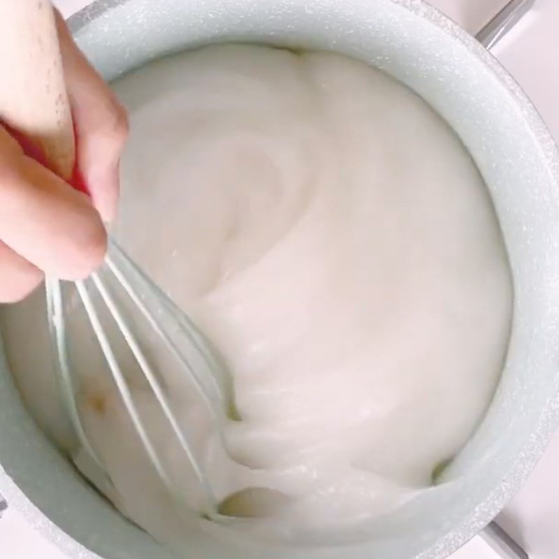 Hỗn hợp bột bánh đúc đang được nấu trên bếp