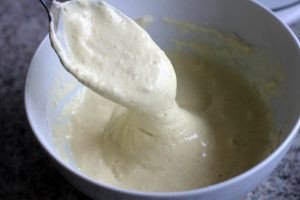 Hỗn hợp bột chuẩn bị cho cách làm bánh tôm Hồ Tây