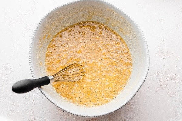 Hỗn hợp bột làm bánh chuối sữa tươi đang được trộn đều, mịn màng