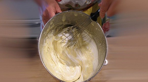 Hỗn hợp bột làm bánh mì chuẩn bị ủ