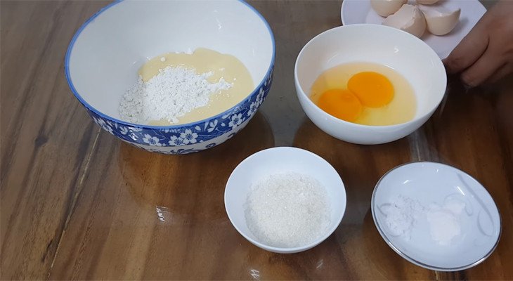 Hỗn hợp bột mì và sữa đặc để làm bánh rán