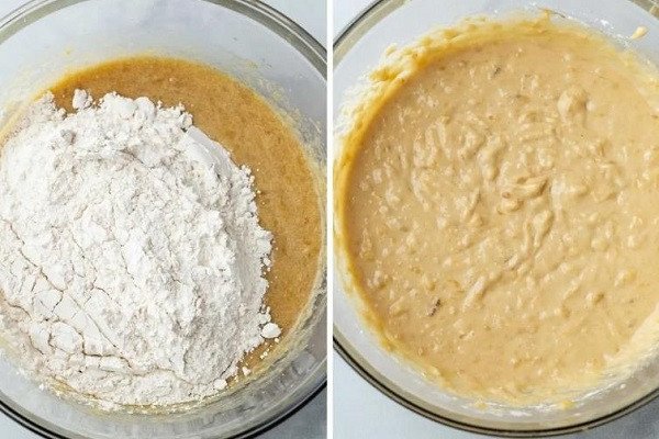 Hỗn hợp các nguyên liệu làm bánh chuối đang được trộn đều cho đến khi mịn mượt