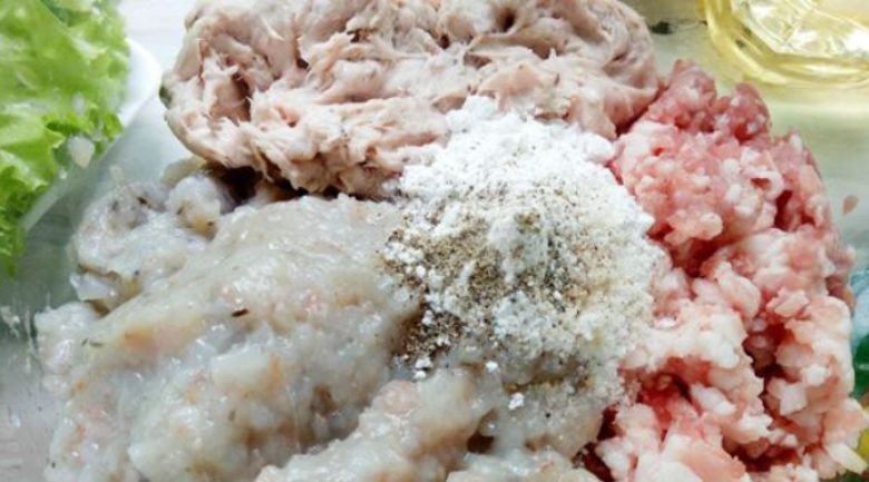 Hỗn hợp chả tôm thịt đã được trộn đều gia vị, sẵn sàng cho công đoạn tạo hình