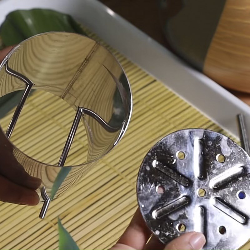 Hỗn hợp dăm bông thịt lợn đang được cho vào khuôn ép chặt