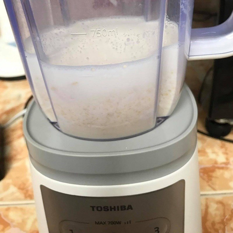 Hỗn hợp đậu xanh và sữa đang được xay nhuyễn