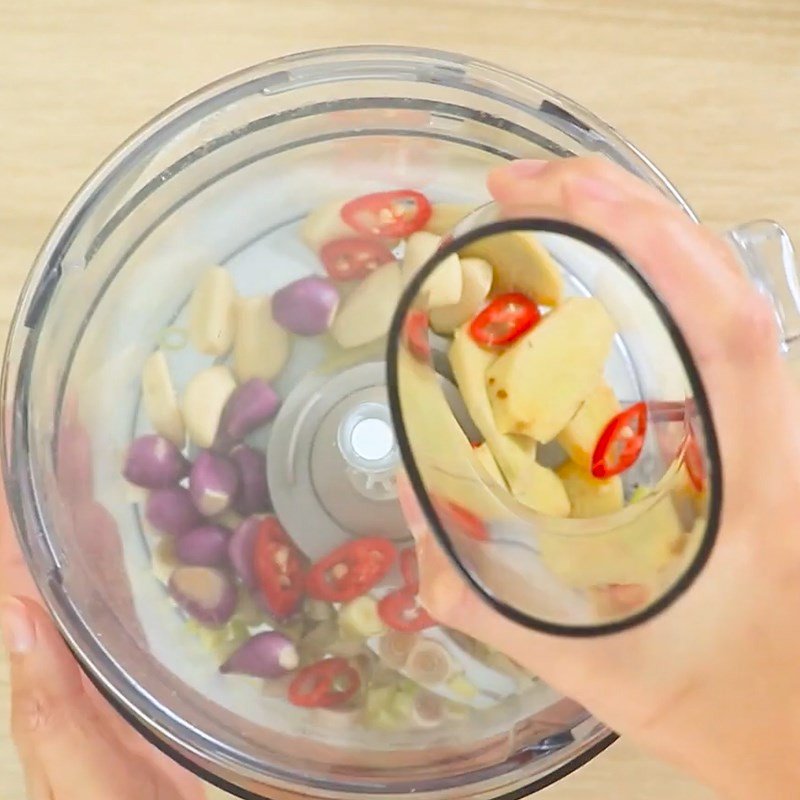 Hỗn hợp gia vị gừng sả ớt đang được xay nhuyễn để ướp thịt lợn