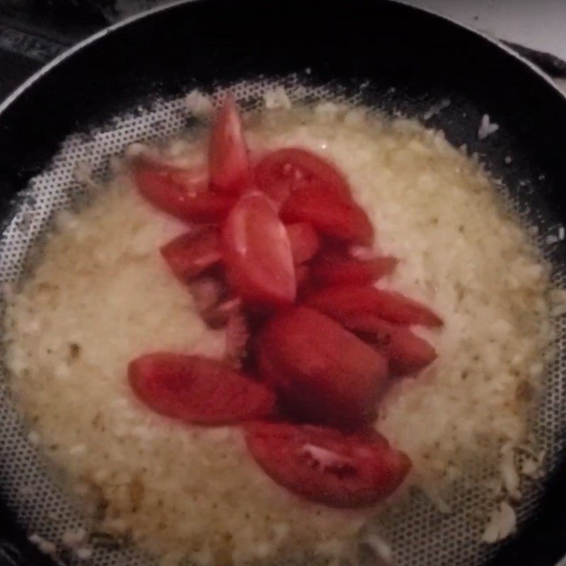 Hỗn hợp mẻ, cà chua và gia vị đã xào thơm cho nước lẩu