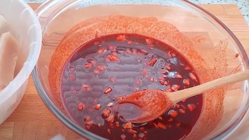 Hỗn hợp nước sốt đậm đà cho món thịt khìa không cần nước dừa