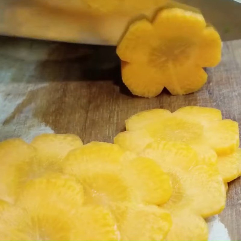 Hỗn hợp rau thơm và rau muống làm tăng hương vị bánh đa khô