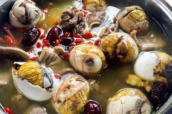 Hột vịt lộn nấu thuốc bắc