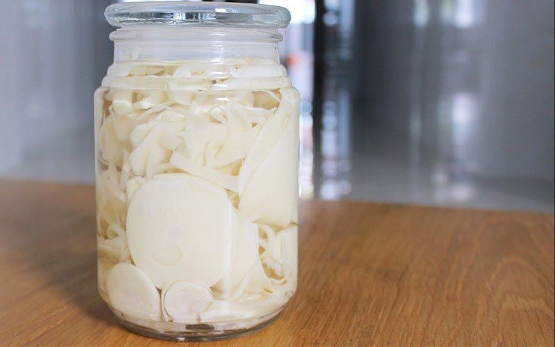 Hũ măng chua đang được ngâm với phèn chua đảm bảo độ giòn