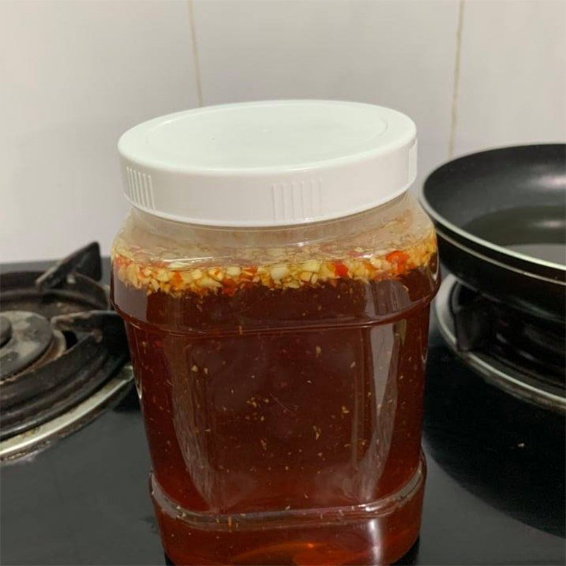 Hũ nước mắm chua ngọt đã sẵn sàng để bảo quản