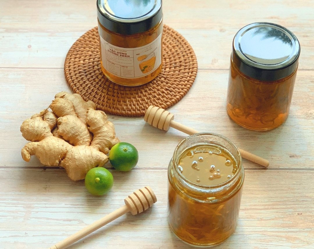 Hũ tắc gừng mật ong đường phèn thơm ngon, sẵn sàng hỗ trợ giảm ho và ấm cổ họng.