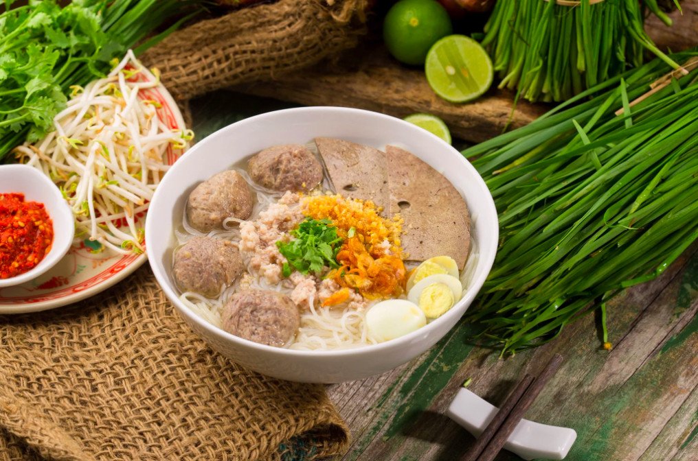 Hủ tiếu bò viên với sợi dai và bò viên thơm ngon