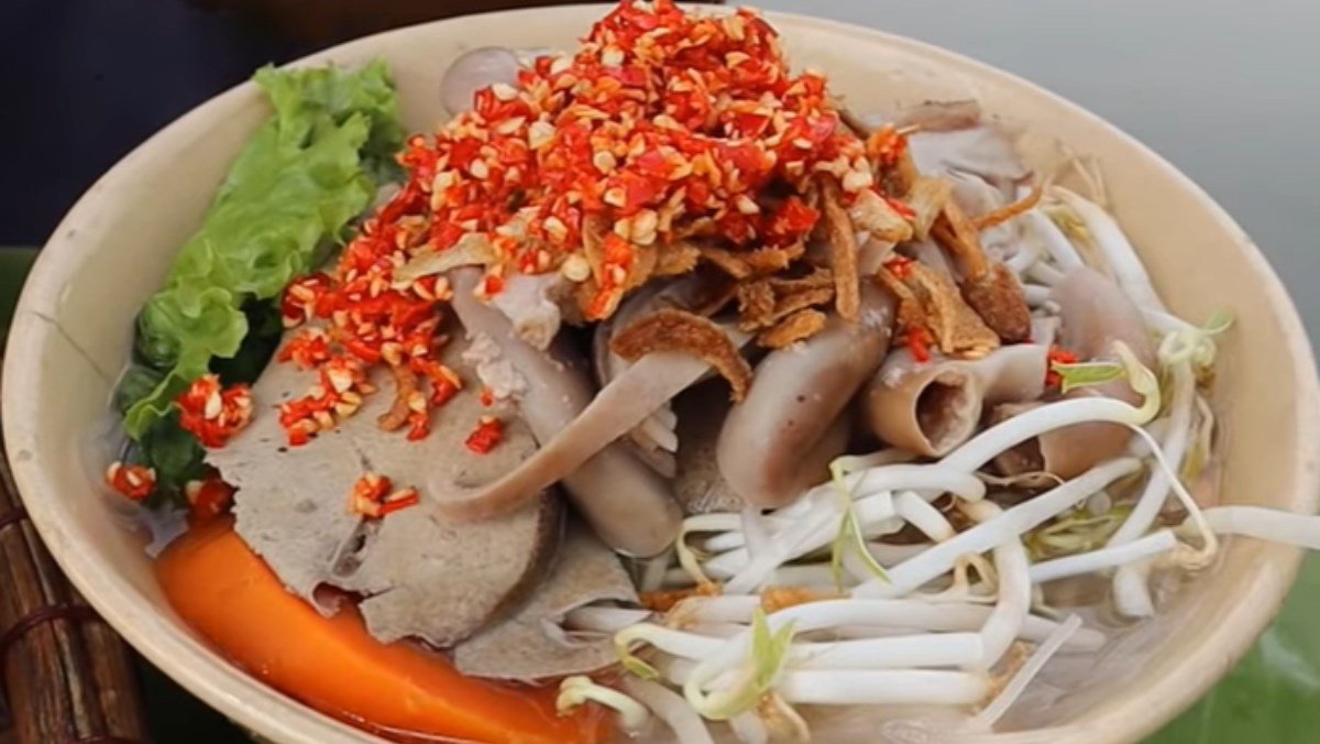 Hủ tiếu trộn đa dạng nguyên liệu và calo