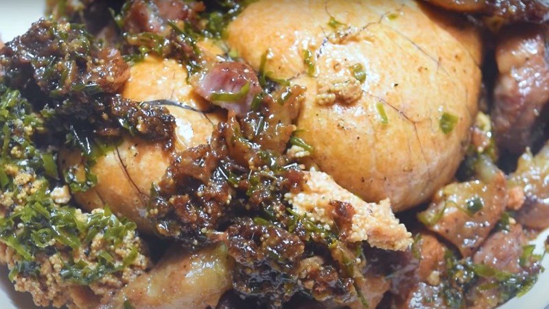 Hướng dẫn cách nấu trứng cá kho tiêu béo ngậy, cay nhẹ hấp dẫn