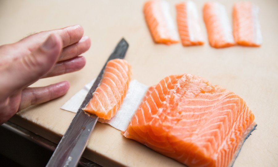 Hướng dẫn cách phi lê cá hồi sạch xương cho món cháo dinh dưỡng