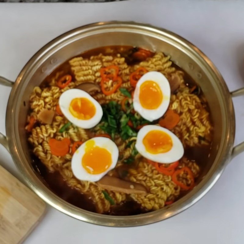 Hướng dẫn làm mì trứng luộc ngon tại nhà