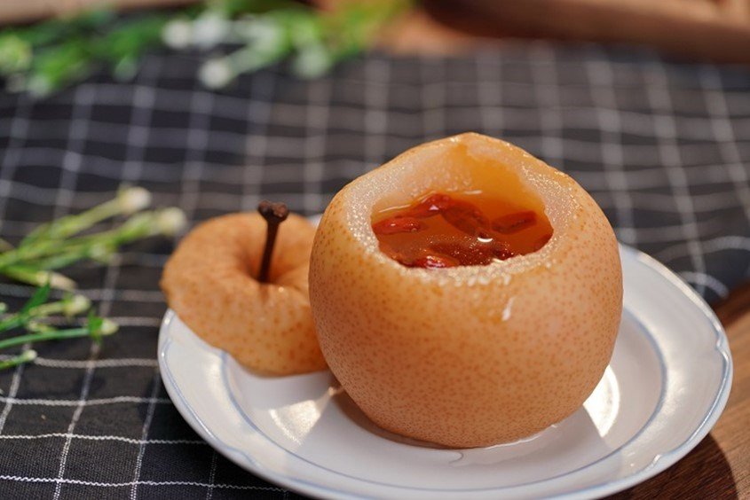 Hướng dẫn làm món lê chưng táo đỏ bổ dưỡng cho bé ăn dặm