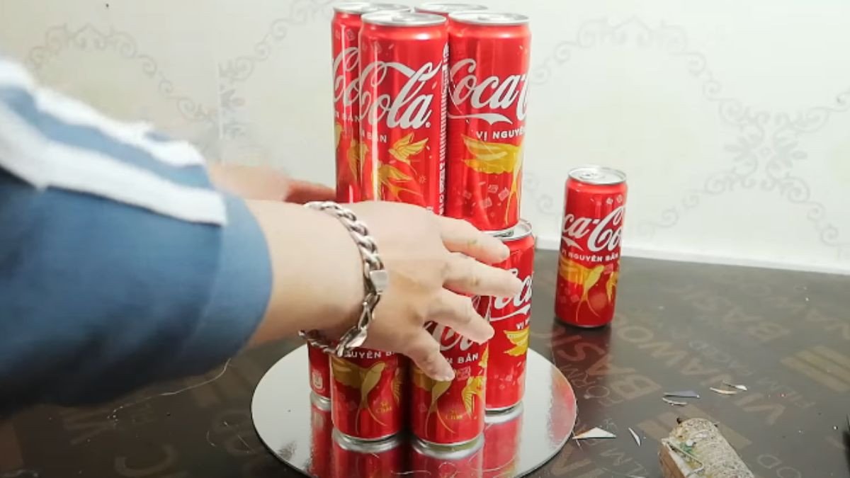 Hướng dẫn làm tháp nước ngọt Coca-Cola trang trí Tết