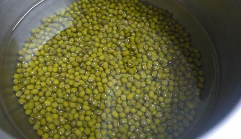 Hướng dẫn ngâm đậu xanh đúng cách trước khi nấu chè