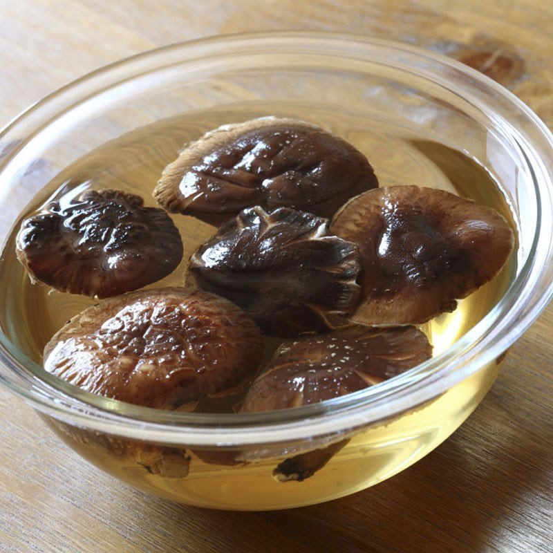 Hướng dẫn ngâm nấm hương và tôm khô để nấu canh