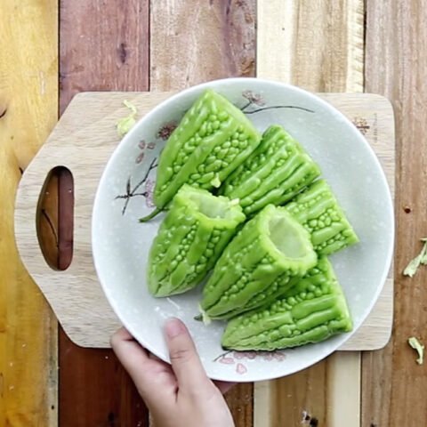 Hướng dẫn sơ chế và lấy ruột mướp đắng không bị đắng