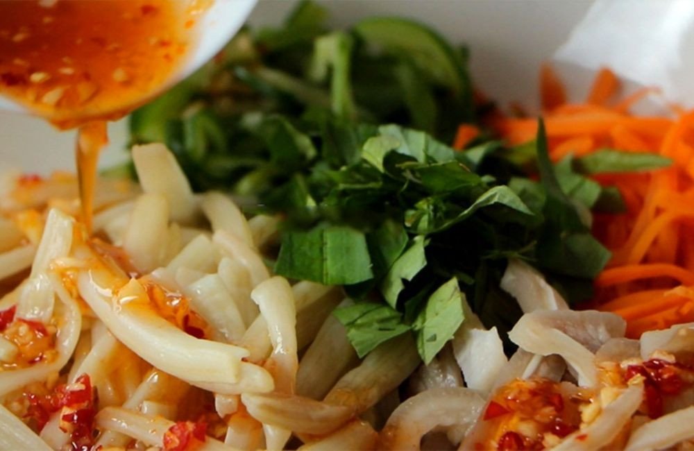 Hướng dẫn trộn gỏi ngó sen tai heo tôm thịt thấm đều gia vị